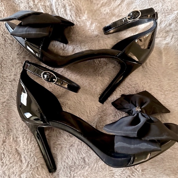 KARL LAGERFELD Black 4 inch Heels Bow Accents Size 7 - Picture 3 of 7